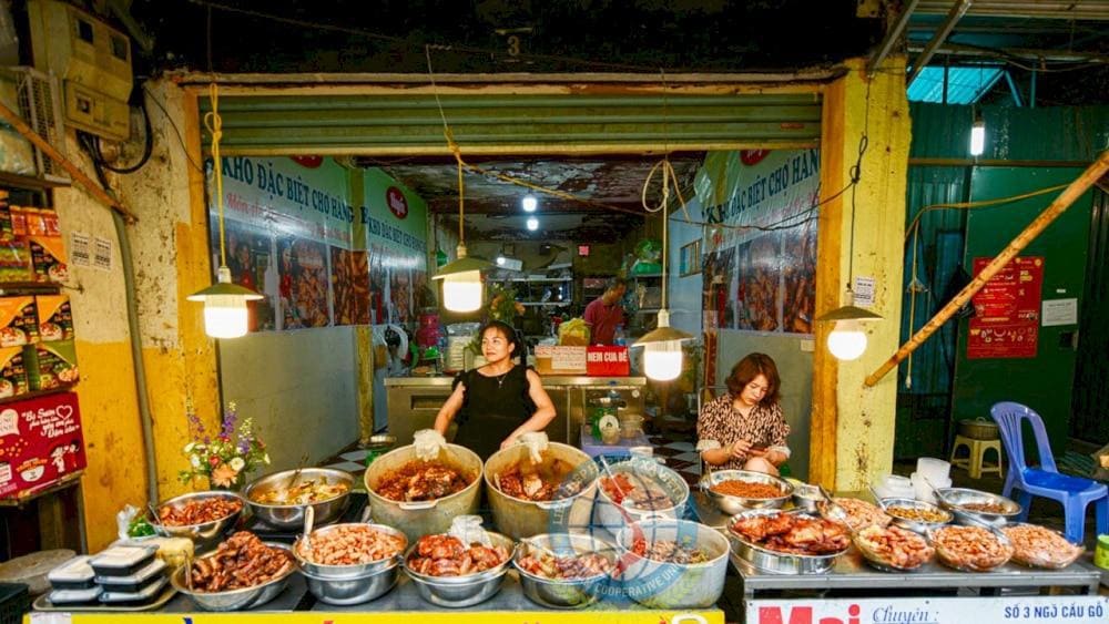 Bustling Hang Be Market in Hanoi, featuring fresh fruits, vegetables, and traditional Vietnamese ingredients